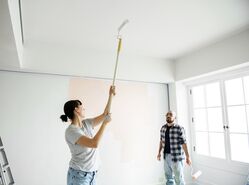 Malování stropu bílou barvou
